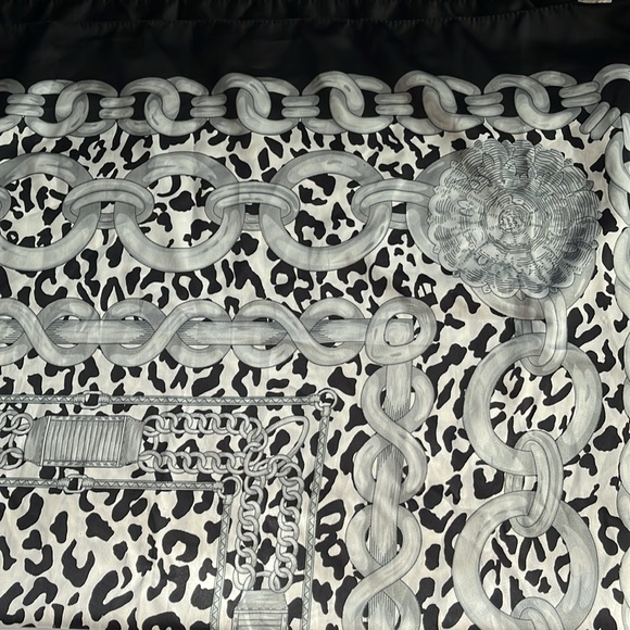 MADE IN ITALY 🇮🇹 LEOPARD & CHAINS BLACK EDGES 35” SCARF - Picture 4 of 11